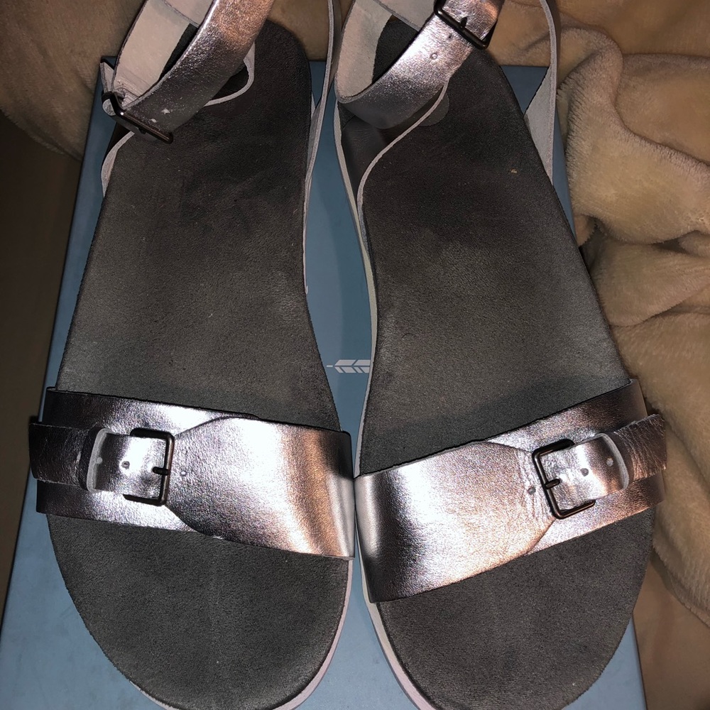 REVITALIGN Athena Silver Comfort Sandal Sz 10 - Picture 2 of 3
